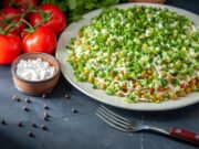 Крабовый салат с горошком: рецепт