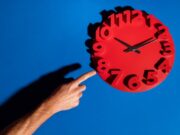 Часы: значение цифр 5:05