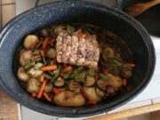 Говядина с луком на сковороде