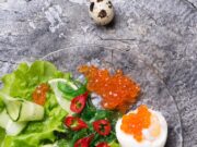 Салат из куриной грудки, огурца и яйца