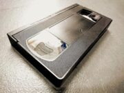 Почему видеомагнитофон не принимает кассету