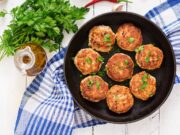 Тефтели с овощами на сковороде