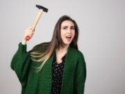 Где найти молоток в игре Granny 1