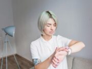 Чешется правое запястье: народные приметы и суеверия