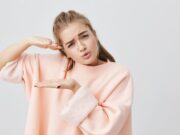 Примета «горят уши»: значение и толкование