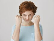 Примета: горит левое ухо у девушки