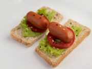 Копченая колбаса в горячих бутербродах