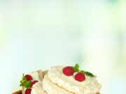 Песочная корзинка с белковым кремом