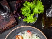 Салат с кальмаром и луком