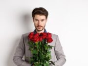 Мужчина во сне дарит цветы