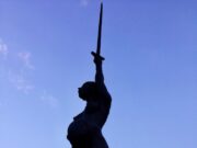 Верховная жрица и 2 меча