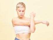 Чешется левое плечо: народные приметы и причины