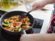 Пожарить курицу на сковороде: простой рецепт