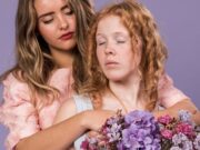 Сны о родных сестрах: толкование и значение