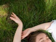 Зеленая трава во сне: символ роста и обновления